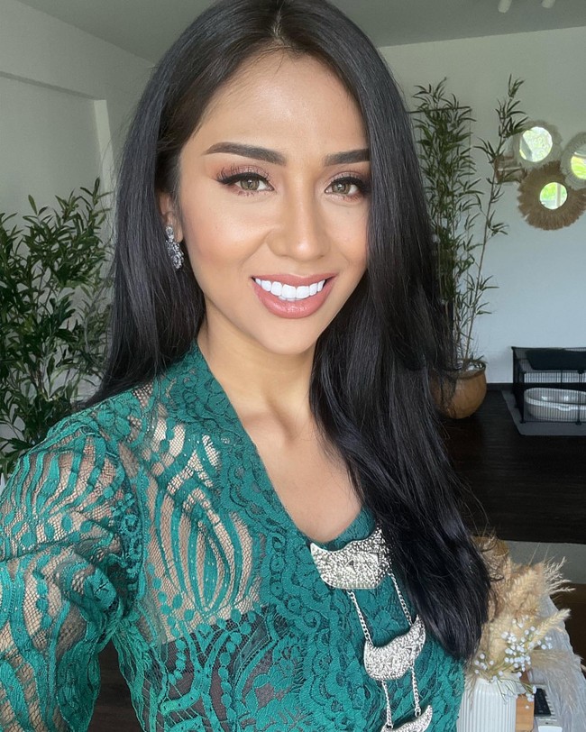 Butuh waktu untuk mereka benar-benar menerima karena kami Muslim. Tapi ibuku sekarang mengerti aku dan ayahku ketika dia berkunjung ke tempat kerjaku dia mengerti aku tidak melakukan hal yang ilegal, pelan-pelan mereka bisa menerimaku, ujarnya dilansir 8days. Foto: Instagram Qatrisha Zairyah