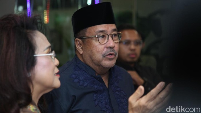 Rano Karno Sapa Ojol dan Temui Owner Pisang Bu Nanik Rano Karno alias Bang Doel menyapa driver ojol di kawasan Tanjung Duren, Jakarta Barat, Senin (2/9/2024).