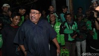 Rano Karno alias Bang Doel menyapa driver ojol di kawasan Tanjung Duren, Jakarta Barat, Senin (2/9/2024).