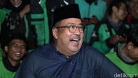 Rano berbincang sekitar 15 menit dengan para driver.
