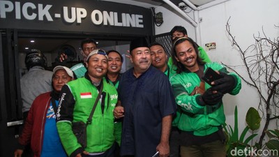 Rano Karno Sapa Ojol dan Temui Owner Pisang Bu Nanik