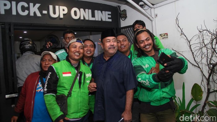Rano Karno Sapa Ojol dan Temui Owner Pisang Bu Nanik Rano Karno alias Bang Doel menyapa driver ojol di kawasan Tanjung Duren, Jakarta Barat, Senin (2/9/2024).