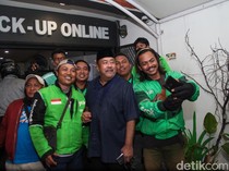Rano Karno Sapa Ojol dan Temui Owner Pisang Bu Nanik