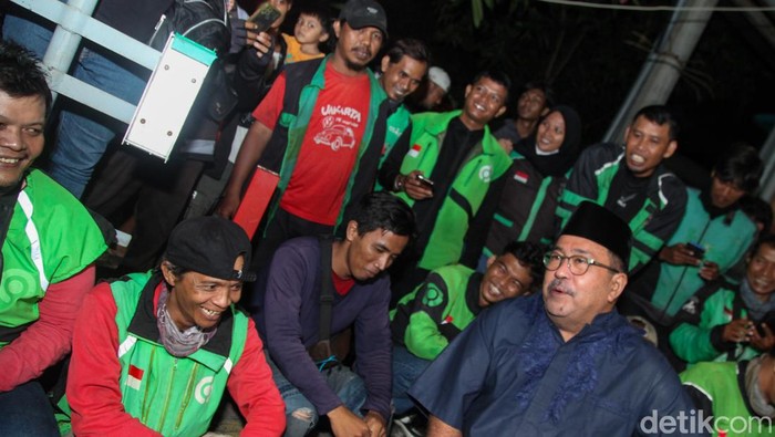 Rano Karno alias Bang Doel menyapa driver ojol di kawasan Tanjung Duren, Jakarta Barat, Senin (2/9/2024).