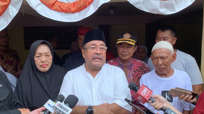 Rano Karno ketika mengunjungi Kampung Karang Tengah, Lebak Bulus, Jakarta Selatan, Senin (2/9/2024).