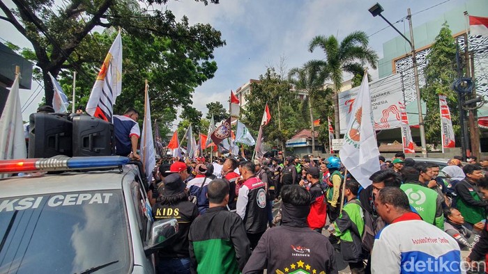 Ratusan driver Ojol aksi di Kantor Gubernur Sumsel.