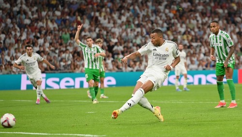 MADRID, SPAIN - SEPTEMBER 01: Kylian Mbappe of Real Madrid scores his teams first goal during the LaLiga match between Real Madrid CF and Real Betis Balompie at Estadio Santiago Bernabeu on September 01, 2024 in Madrid, Spain. (Photo by Denis Doyle/Getty Images)