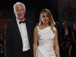 7 Foto Kemesraan Richard Gere dan Istri yang 34 Tahun Lebih Muda di Italia