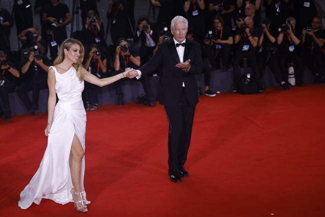 Dalam salah satu foto di karpet merah, Richard Gere terlihat memegang tangan istrinya dari jauh sementara Silva menatapnya. Foto: Vianney Le Caer/AP