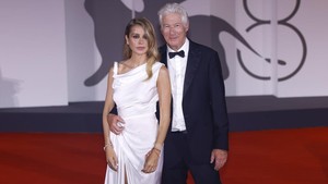 Aktor Richard Gere telah pindah dari Chicago ke Madrid, Spanyol. Istri saya orang Spanyol, dan dia memberi saya sekitar tujuh tahun di sini, kata Richard tentang Alejandra Silva, warga asli Galicia, dalam episode The Tonight Show Starring Jimmy Fallon Foto: Vianney Le Caer/AP