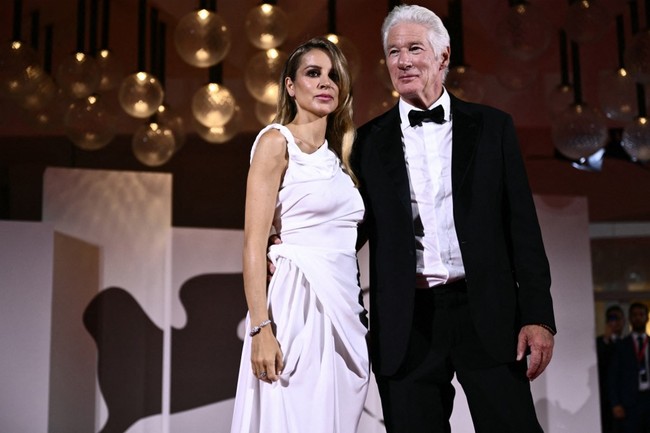 Richard Gere dan Alejandra Silva menikah pada 2018. Sosok Alejandra bukan wanita biasa. Dia pernah jadi Vice President Real Madrid dan kini dikenal sebagai publisis serta aktivis. Foto: ALBERTO PIZZOLI/ AFP