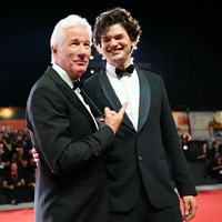 Selain ditemani Alejandra Silva, Richard Gere juga mengajak putranya Homer yang kini telah dewasa ke Festival Film Venesia. Pria 24 tahun tersebut merupakan anak Gere dari pernikahannya dengan Carey Lowell. Foto: ALBERTO PIZZOLI/ AFP