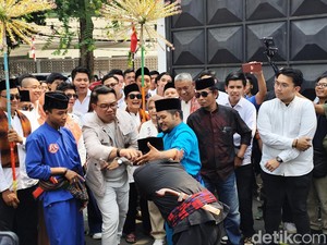 Ridwan Kamil Sambangi Markas TKN Fanta, Disambut Palang Pintu