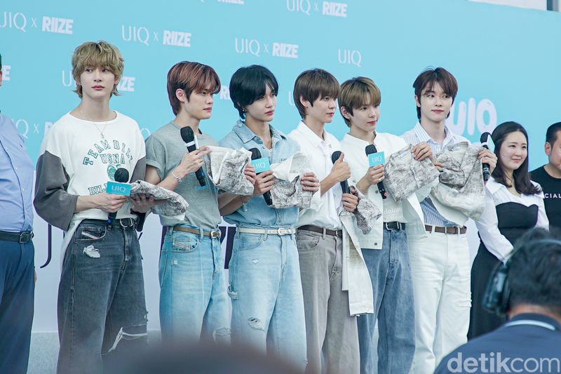 RIIZE di acara 'UIQ Universe in Jakarta: Fansign & Beauty Talk Show'