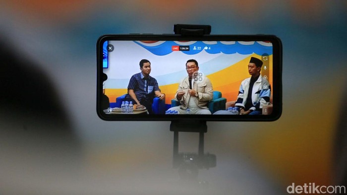 Ridwan Kamil mengunjungi markas TKN Fanta. Tim Kemenangan Nasional (TKN) Pemilih Muda Prabowo-Gibran itu menyatakan dukungan untuk Ridwan Kamil-Suswono.