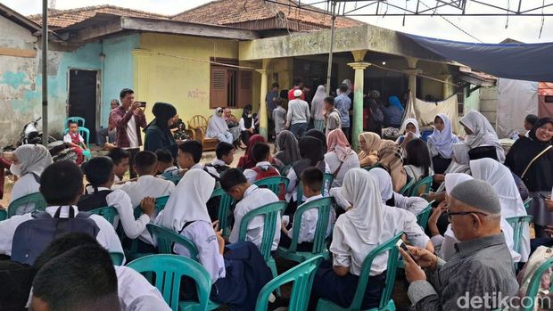 Remaja putri, AA (13) ditemukan tewas di TPU Talang Kerikil, Kecamatan Sukarame, Palembang pada Minggu (1/9/2024). Di sekolah, ia dikenal sebagai anak yang baik dan pintar.