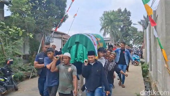 Remaja putri, AA (13) ditemukan tewas di TPU Talang Kerikil, Kecamatan Sukarame, Palembang pada Minggu (1/9/2024). Di sekolah, ia dikenal sebagai anak yang baik dan pintar.