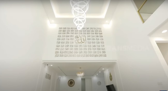 Rumah Oki Setiana Dewi didesain tanpa banyak sekat karena sering mengadakan acara bersama para santri. Terdapat banyak ukiran kaligrafi di dalamnya hasil karya santri. Foto: dok. YouTube Trans7
