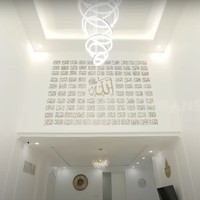 Rumah Oki Setiana Dewi didesain tanpa banyak sekat karena sering mengadakan acara bersama para santri. Terdapat banyak ukiran kaligrafi di dalamnya hasil karya santri. Foto: dok. YouTube Trans7