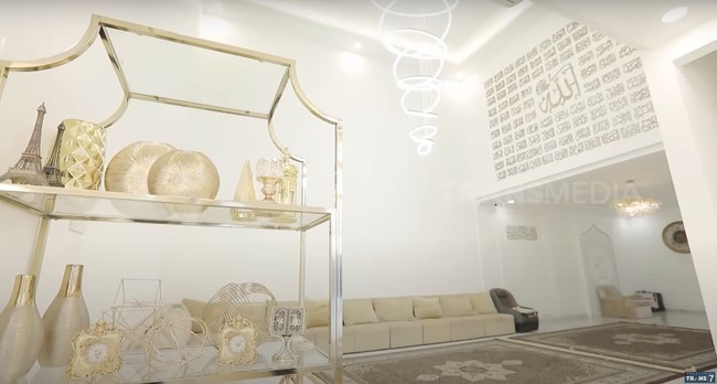 Yang menarik perhatian dari rumah Oki Setiana Dewi adalah bagian ruang tamunya seluas lapangan bulu tangkis. Bahkan Oki Setiana Dewi menyebut muat 300 orang jika dipakai untuk mengaji. Foto: dok. YouTube Trans7