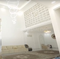 Yang menarik perhatian dari rumah Oki Setiana Dewi adalah bagian ruang tamunya seluas lapangan bulu tangkis. Bahkan Oki Setiana Dewi menyebut muat 300 orang jika dipakai untuk mengaji. Foto: dok. YouTube Trans7