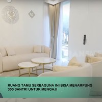 Pada sisi lain ruang tamu, terdapat sofa-sofa putih yang clean dan mempercantik ruangan. Oki Setiana Dewi menyebut ruang tamu di rumahnya terdapat dua pintu masuk untuk masuk santri perempuan dan laki-laki. Foto: dok. YouTube Trans7