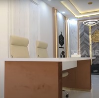 Kemudian pada sudut ruangan lantai bawah tanpa sekat yang menyambung ke ruang tamu juga terdapat area kerja Oki Setiana Dewi. Koleksi busana Oki Setiana Dewi juga di letakkan di sudut agar memudahkannya saat berjualan online di media sosial. Foto: dok. YouTube Trans7