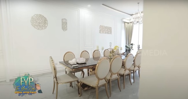 Ada pula ruang makan yang simple dan mewah dengan satu meja panjang diimbangi 10 kursi. Lampu gantung yang mewah juga menambah kesan elegan pada ruangan. Foto: dok. YouTube Trans7