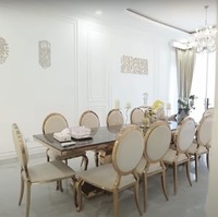 Ada pula ruang makan yang simple dan mewah dengan satu meja panjang diimbangi 10 kursi. Lampu gantung yang mewah juga menambah kesan elegan pada ruangan. Foto: dok. YouTube Trans7