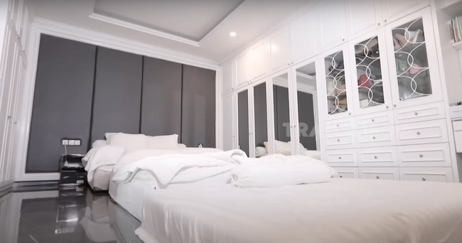 Naik ke atas, terdapat ruang belajar Oki Setiana Dewi dan kamar. Bahkan kamarnya sengaja ditambahkan beberapa tempat tidur agar bisa istirahat bersama anak-anak. Foto: dok. YouTube Trans7