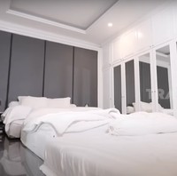 Naik ke atas, terdapat ruang belajar Oki Setiana Dewi dan kamar. Bahkan kamarnya sengaja ditambahkan beberapa tempat tidur agar bisa istirahat bersama anak-anak. Foto: dok. YouTube Trans7