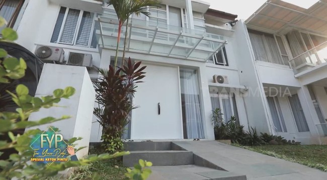 Tampak depan, rumah Oki Setiana Dewi terlihat serba putih dan simple. Tidak banyak ukiran khusus yang menonjol dan menerapkan konsep clean. Foto: dok. YouTube Trans7