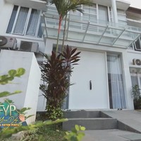 Tampak depan, rumah Oki Setiana Dewi terlihat serba putih dan simple. Tidak banyak ukiran khusus yang menonjol dan menerapkan konsep clean. Foto: dok. YouTube Trans7