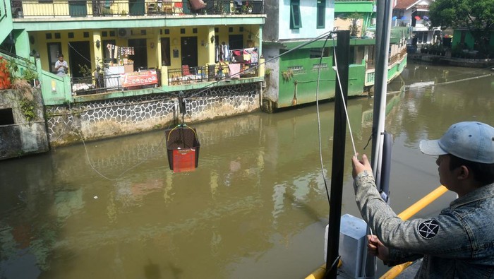 Warga membeli makanan dalam boks yang dipesan melalui tali kerekan melewati sungai Cipakancilan, Kampung Mantarena, Kelurahan Panaragan, Kota Bogor, Jawa Barat, Senin (2/9/2024). Warung makan kerekan di Kampung Mantarena merupakan program penataan kawasan kumuh yang dilakukan Dinas Perumahan dan Permukiman Kota Bogor tersebut bertujuan untuk membereskan persoalan kotornya sungai sekaligus membangkitkan perekonomian masyarakat. ANTARA FOTO/Arif Firmansyah/Spt.
