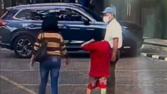 Seorang nenek menjadi korban penipuan di Kelapa Gading, Jakarta Utara (Jakut). Korban bernisial LYS mengalami kerugian sejumlah uang dan emas. (Screenshot video viral)