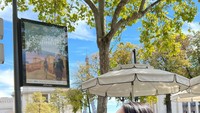 Tak kalah seru, begini momen Shakilla Astari saat nongkrong di Café du Trocadéro yang ada di Paris. Kafenya bisa melihat menara Eiffel. Foto: Instagram @shakillaastari