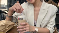 Nongkrong di kafe saat liburan di luar negeri, Shakilla Astari memesan kopi varian creme brulee. Foto: Instagram @shakillaastari