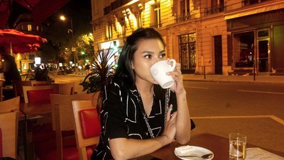 Serunya Shakilla Astari saat Ngopi di Paris