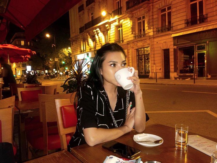 Serunya Shakilla Astari saat Ngopi di Paris