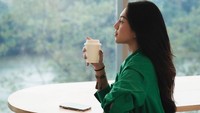 Isu itu berawal ketika beredarnya foto Shakilla Astari dan Salim Nauderer. Keduanya tampak asyik menikmati suasana di pinggir pantai. Foto: Instagram @shakillaastari