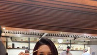 Terakhir ada keseruannya saat makan di restoran Jepang. Ia berpose sambil memegang sumpit seolah siap menyantap semua makanan. Foto: Instagram @shakillaastari