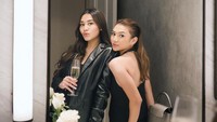 Ini ada keseruan Shakilla Astari saat nongkrong dengan sahabatnya, Aaliyah Massaid yang sudah siap dengan minuman di tangannya. Foto: Instagram @shakillaastari