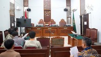 Lewat gugatan praperadilan, mereka mempermasalahkan status tersangka yang telah diberikan oleh KPK.  