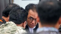 Chandra Hamzah sebagai Kuasa Hukum Direktur Utama PT Angkutan Sungai Danau dan Penyeberangan (ASDP) Indonesia Ferry (Persero) Ira Puspadewi berkonsultasi dengan timnya dalam sidang perdana Praperadilan di PN Jakarta Selatan, Senin (2/9/2024).  