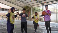 “Ini adalah event Coaching Clinic perdana SMB. Saya berharap, event ini memberikan manfaat positif untuk adik-adik SLBN Semarang. Semoga, dengan event ini akan banyak komunitas tergerak,” papar Hoka Rahayu, Ketua Acara Coaching Clinic SMB-SLBN Semarang ini. Foto: (Dokumentasi Semarang Muslimah Basketball)