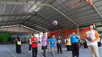 Komunitas Semarang Muslimah Basketball (SMB) berkolaborasi dengan anak-anak Disabilitas Intelektual dari Sekolah Luar Biasa (SLB) Negeri Semarang bersama-sama melakukan kegiatan latihan fundamental olahraga basket (dribble, passing dan shoot).  Foto: (Dokumentasi Semarang Muslimah Basketball)