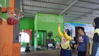 Di sini SMB memberikan syarat minimal umur yaitu 12 tahun, mengingat para anggota tim juga sedang berusaha mempelajari bagaimana cara memperkenalkan dan melatih anak-anak tersebut agar tertarik dengan olahraga atau kegiatan baru.  Foto: (Dokumentasi Semarang Muslimah Basketball)