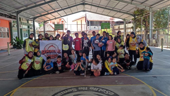 Siswa-siswi SLBN Semarang bermain basket bersama Semarang Muslimah Basketball