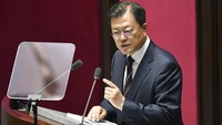 Penyelidikan kasus ini berfokus pada dugaan keterkaitan antara perekrutan Seo sebagai pejabat maskapai Thai Eastar Jet dengan penunjukan Lee sebagai Kepala Badan UKM dan Startup Korea, atau disebut juga sebagai Kosem. Partai Kekuatan Rakyat (PPP) yang kini berkuasa di Korsel dan kelompok sipil Justice People yang berbasis di Seoul mengajukan empat aduan antara September 2020 hingga April 2021, dengan tuduhan adanya dugaan praktik quid pro quo. Lee ditunjuk menjadi Presiden Kosme pada Maret 2018, beberapa bulan sebelum Seo bergabung dengan Thai Eastar Jet pada Juli tahun yang sama. Kurangnya pengalaman Seo dalam industri penerbangan, ditambah dengan kesulitan keuangan maskapai tersebut, telah menimbulkan kecurigaan adanya keterlibatan kantor kepresidenan dalam pengangkatannya. AP/Jung Yeon-je