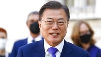 Seperti dilansir The Korea Herald dan Straits Times, Senin (2/9/2024), penyelidikan terhadap potensi keterlibatan Moon dalam kasus suap itu dipimpin oleh Divisi Kriminal 3 dari Kantor Kejaksaan Distrik Jeonju. Status Moon sebagai tersangka tercantum dalam surat perintah penggeledahan terhadap kediaman putrinya, Moon Da Hye. Perintah penggeledahan itu telah dilaksanakan jaksa distrik Jeonju pada 30 Agustus lalu. Saat ini, putri Moon dan suaminya, yang hanya disebut sebagai Seo, telah bercerai. AP/Lisa Leutner